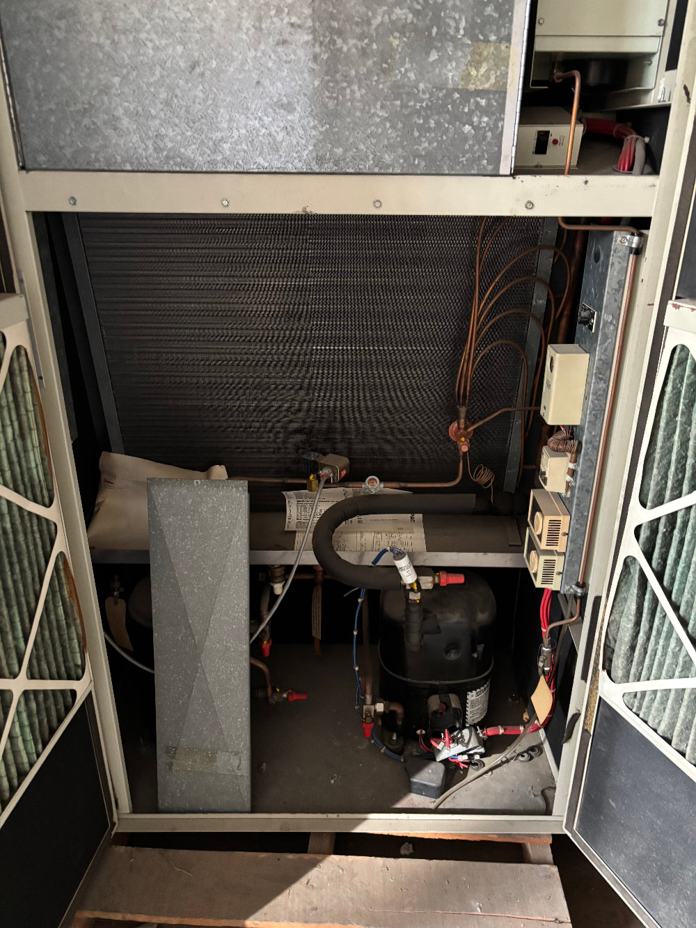 Edpac ACS-U3.5-SS 3.5 Ton 460V Air Cooled Standard Upflow Single Compressor Computer Room Cooling