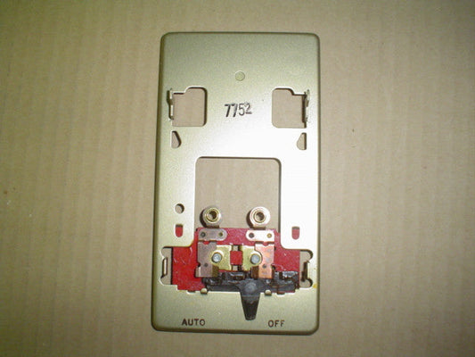 Honeywell Thermostat MODEL:Q473B 1015 120V, 50/60HZ